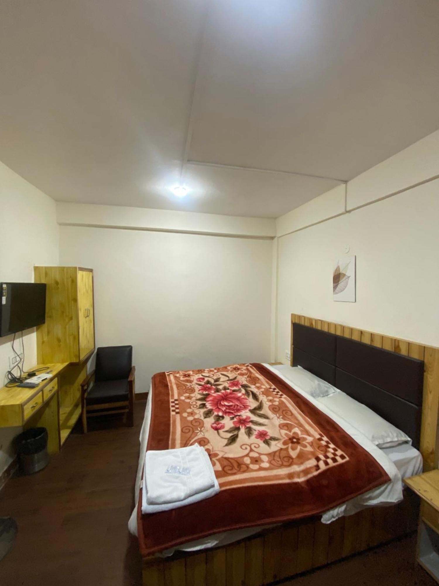 The Prasher Lodge Mall Road Manali Exterior foto