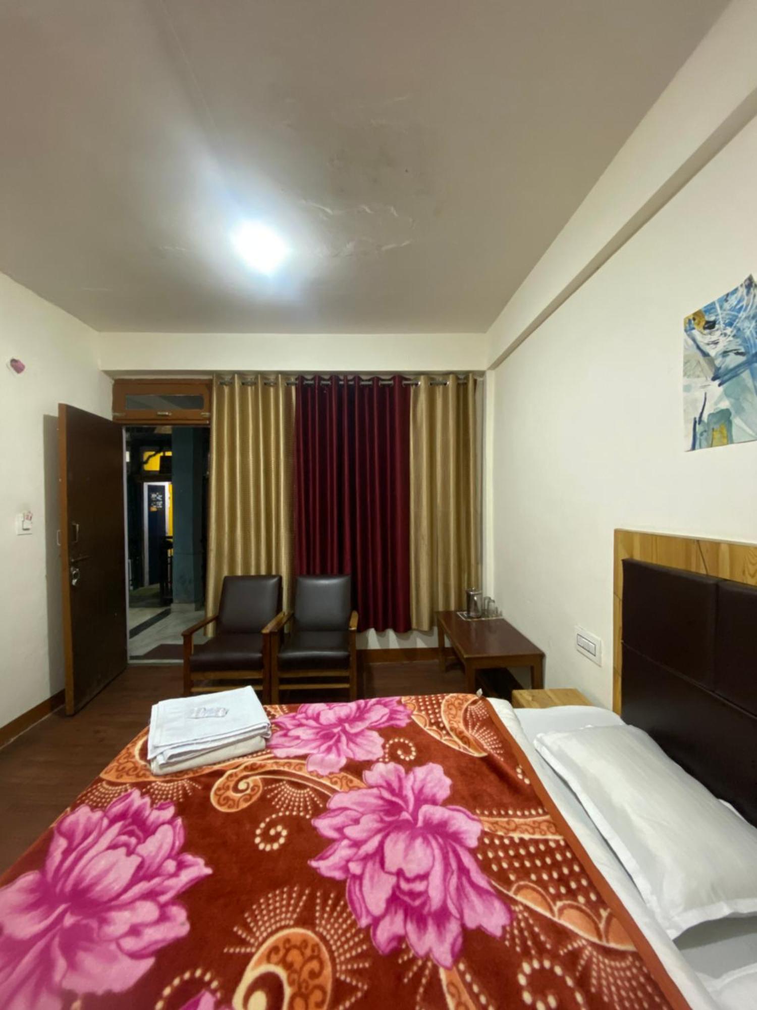 The Prasher Lodge Mall Road Manali Exterior foto