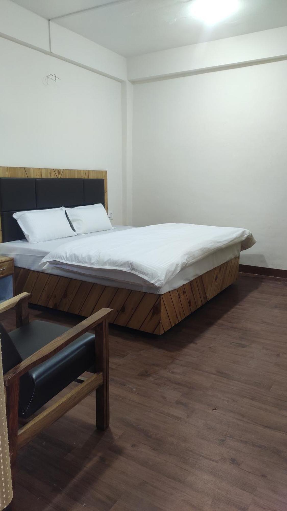 The Prasher Lodge Mall Road Manali Exterior foto